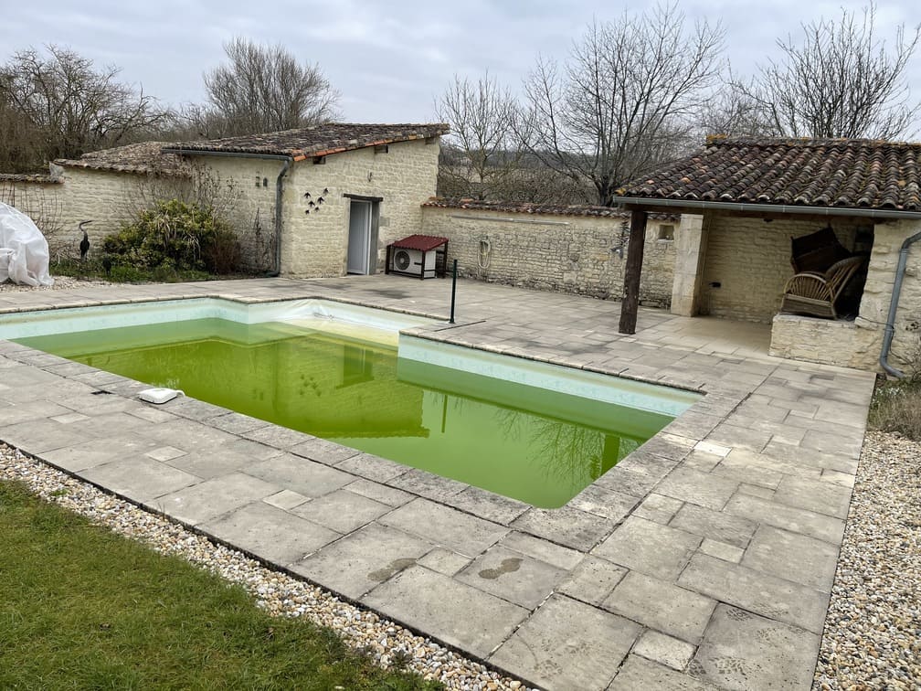 Avant nettoyage de terrasse en pierre en Nouvelle-Aquitaine - Sam'il Nettoie